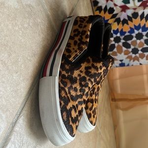 Tommy Hilfiger Slip On Leopard Print Sneakers. Women’s Sz 6 1/2